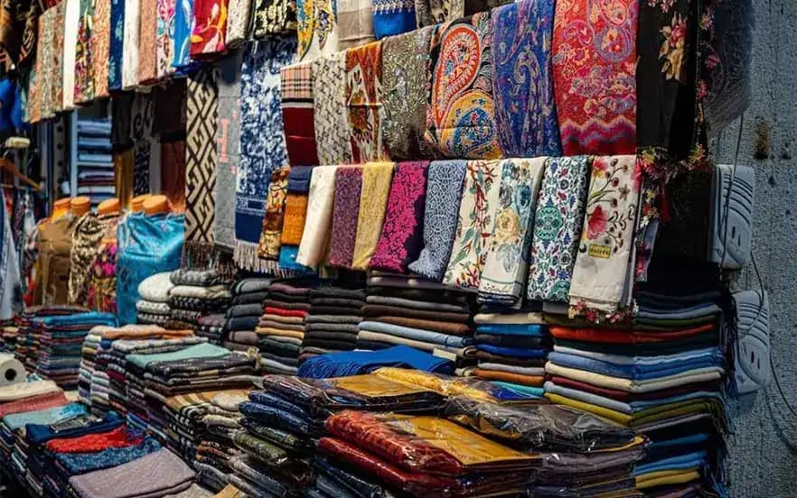 پارچه‌ها و لباس‌های محلی
