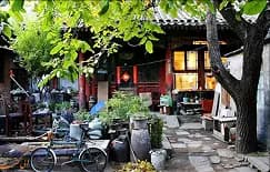 دوچرخه‌سواری در کوچه‌های قدیمی هوتونگ